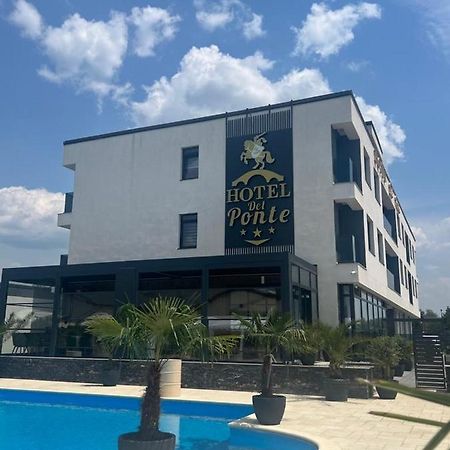 Hotel Del Ponte Targoviste Esterno foto