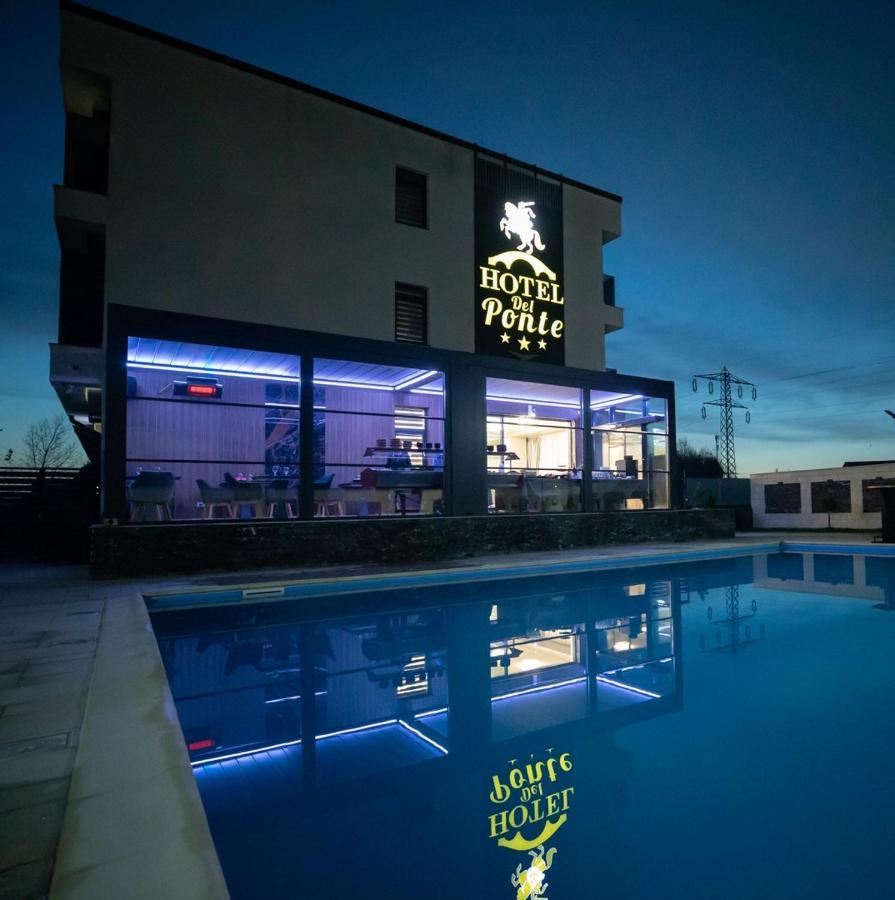 Hotel Del Ponte Targoviste Esterno foto