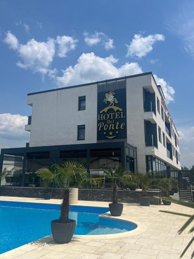 Hotel Del Ponte Targoviste Esterno foto